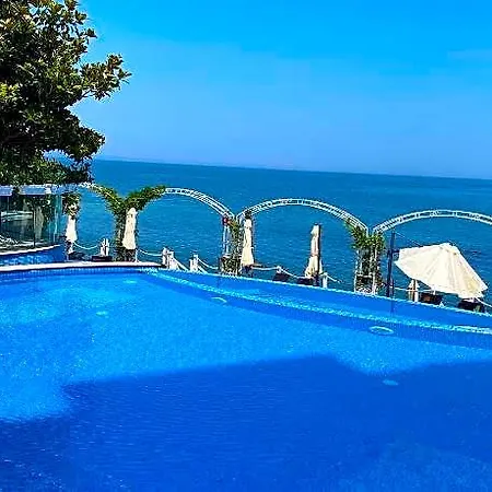 Апартаменти Luxurious And Panoramic At The Beach. *
