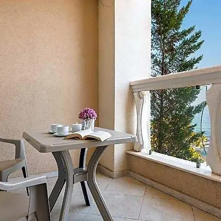 Luxurious And Panoramic At The Beach. Апартаменти